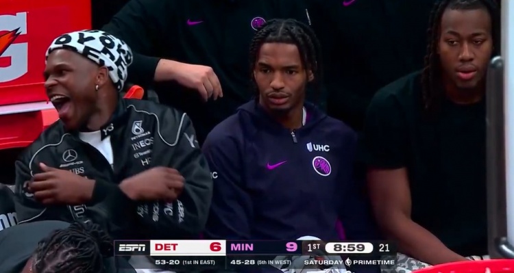 开云平台-哈哈哈怪好玩!爱德华兹替补席拍腿大笑 道苏姆&菲利普斯两脸无感