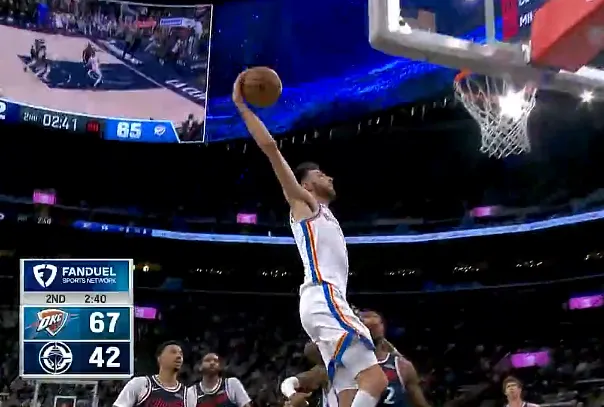 开云app-狂轰乱炸!霍姆格伦单臂滑翔劈扣,雷霆轰12-0领先快船25分